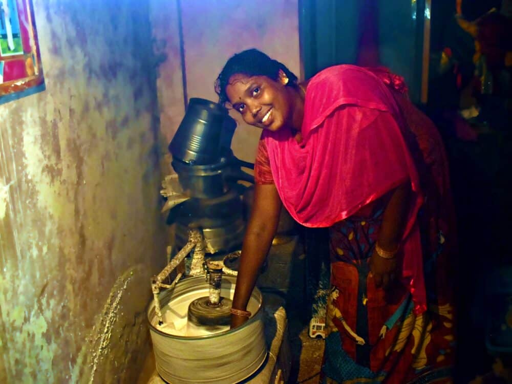 Nepal, Frau mit Teigmaschine