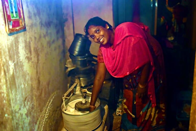 Nepal, Frau mit Teigmaschine