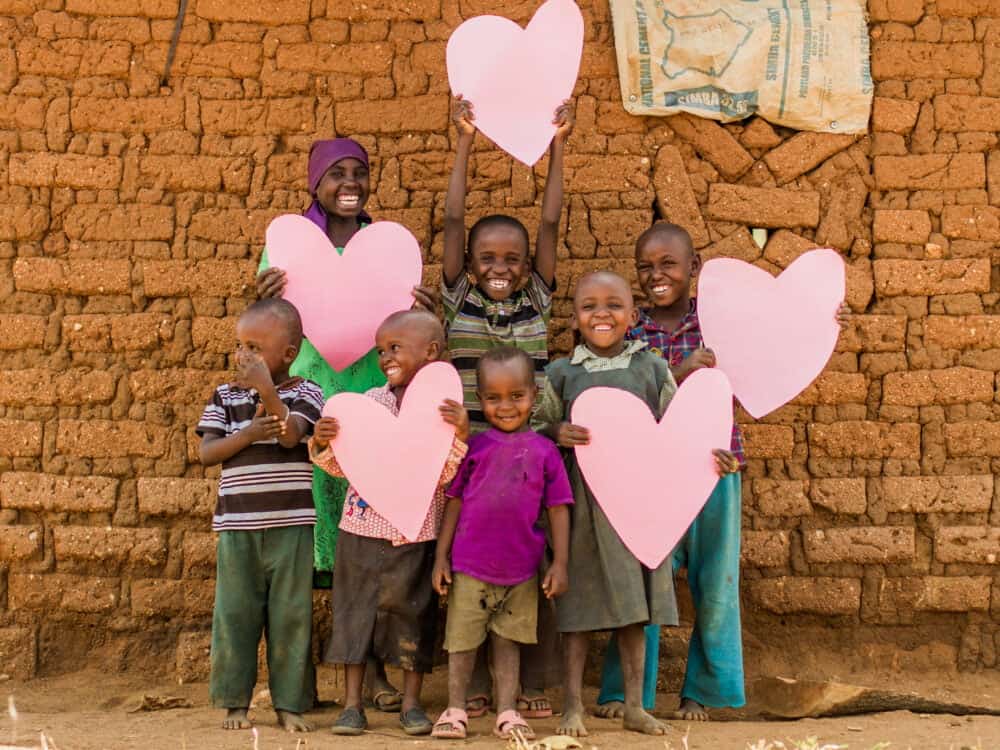 Kenia, Kinder mit Herzen bedanken sich