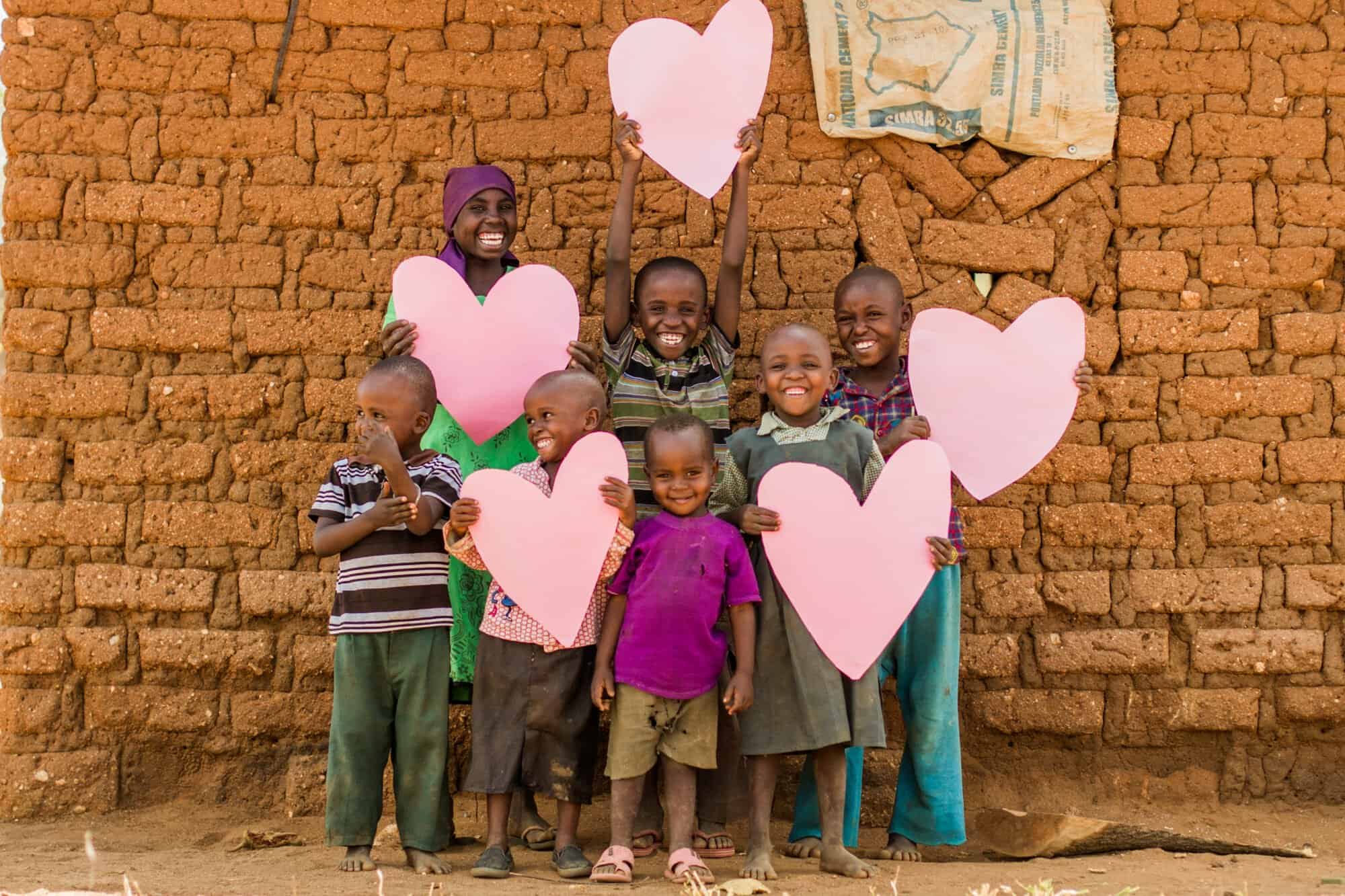 Kenia, Kinder mit Herzen bedanken sich