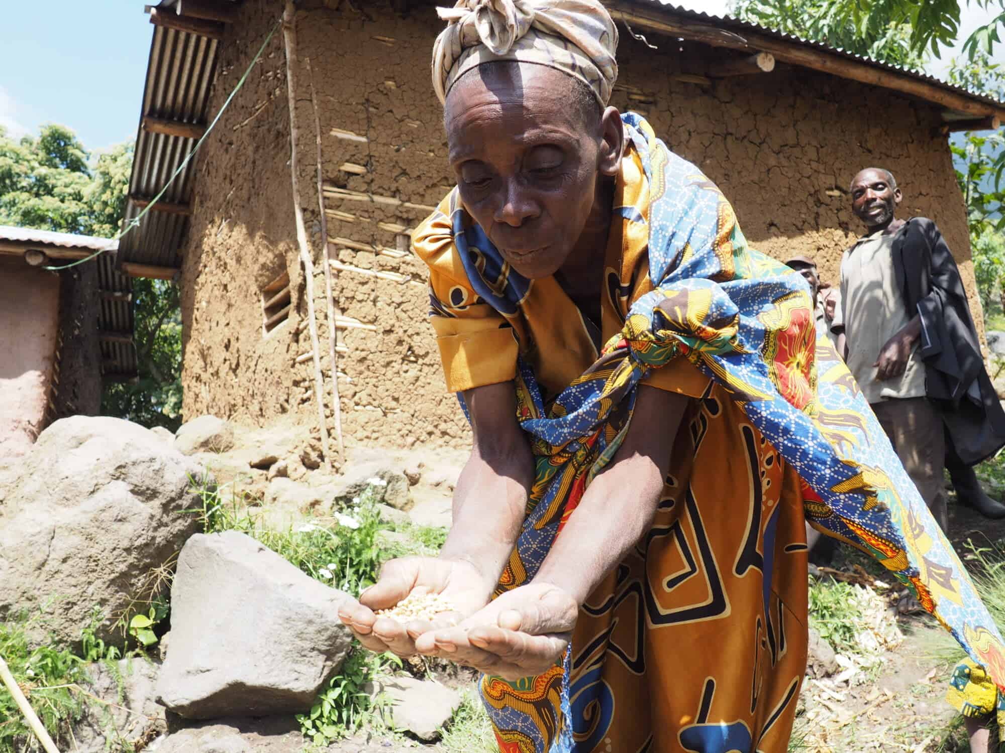 Kenia, Frau schöpft Wasser