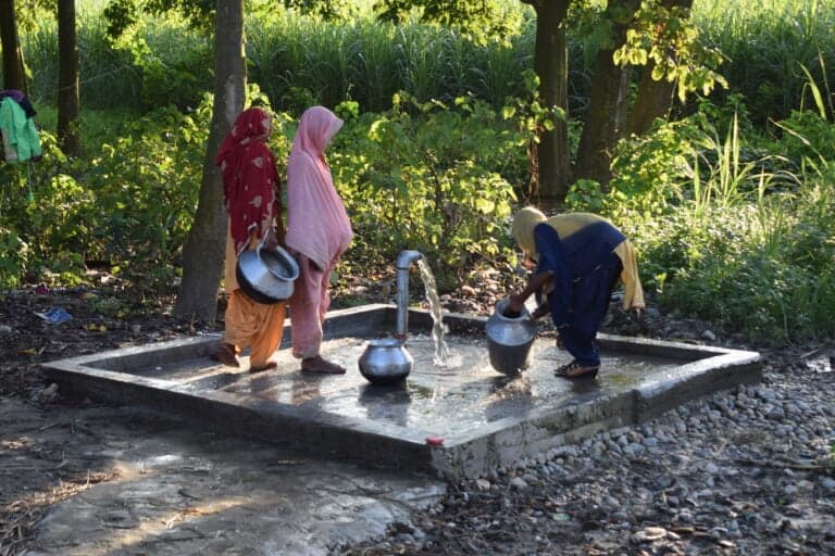 Frauen am Wasserbrunnen eines Dorfes in Indien