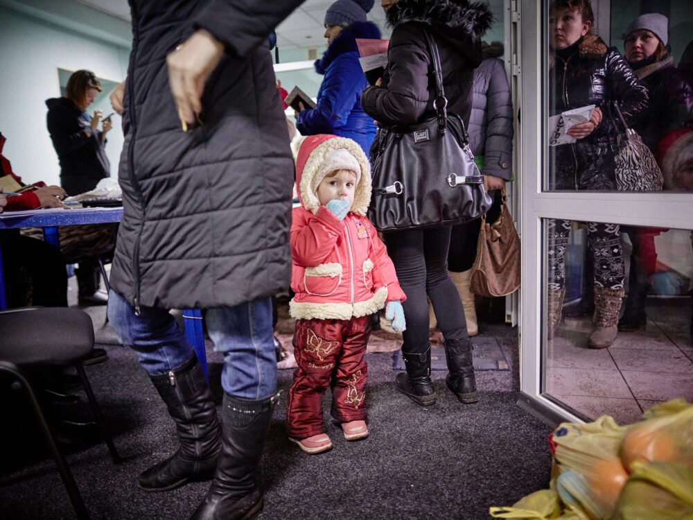 Ukrainisches Kinder auf der Flucht
