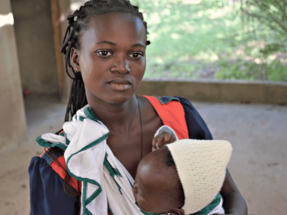Frau mit Kind in Mosambik