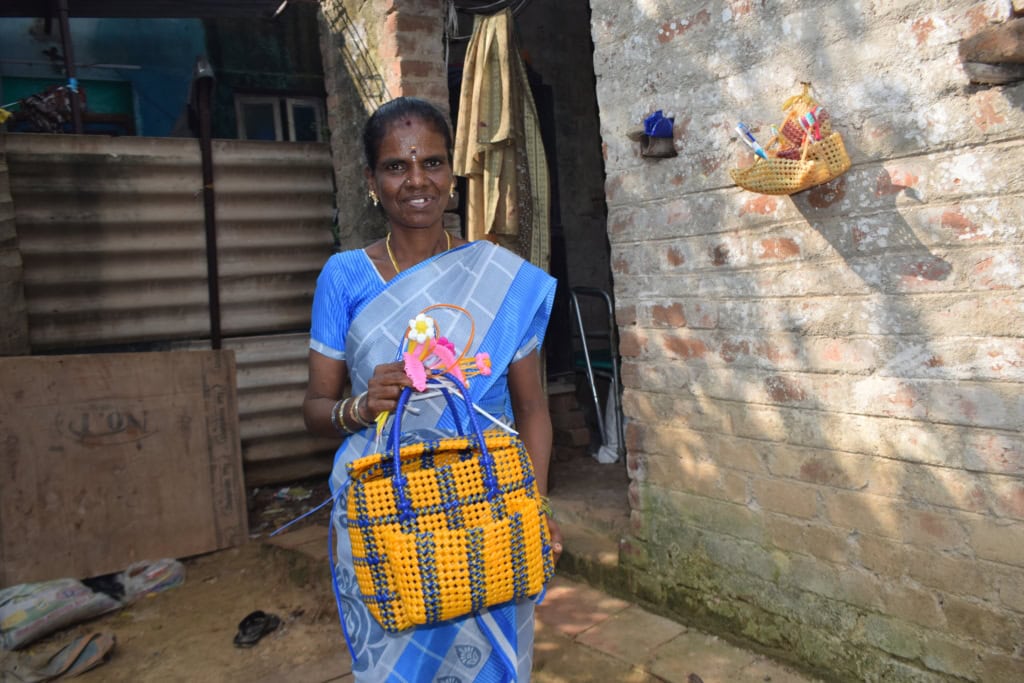 Indien Frau mit Tasche