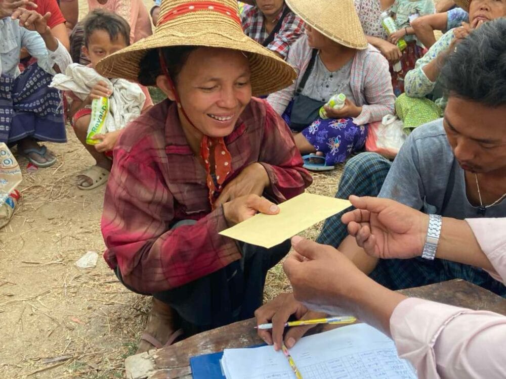 Erdbeben_Myanmar: Frau erhält einen Barscheck