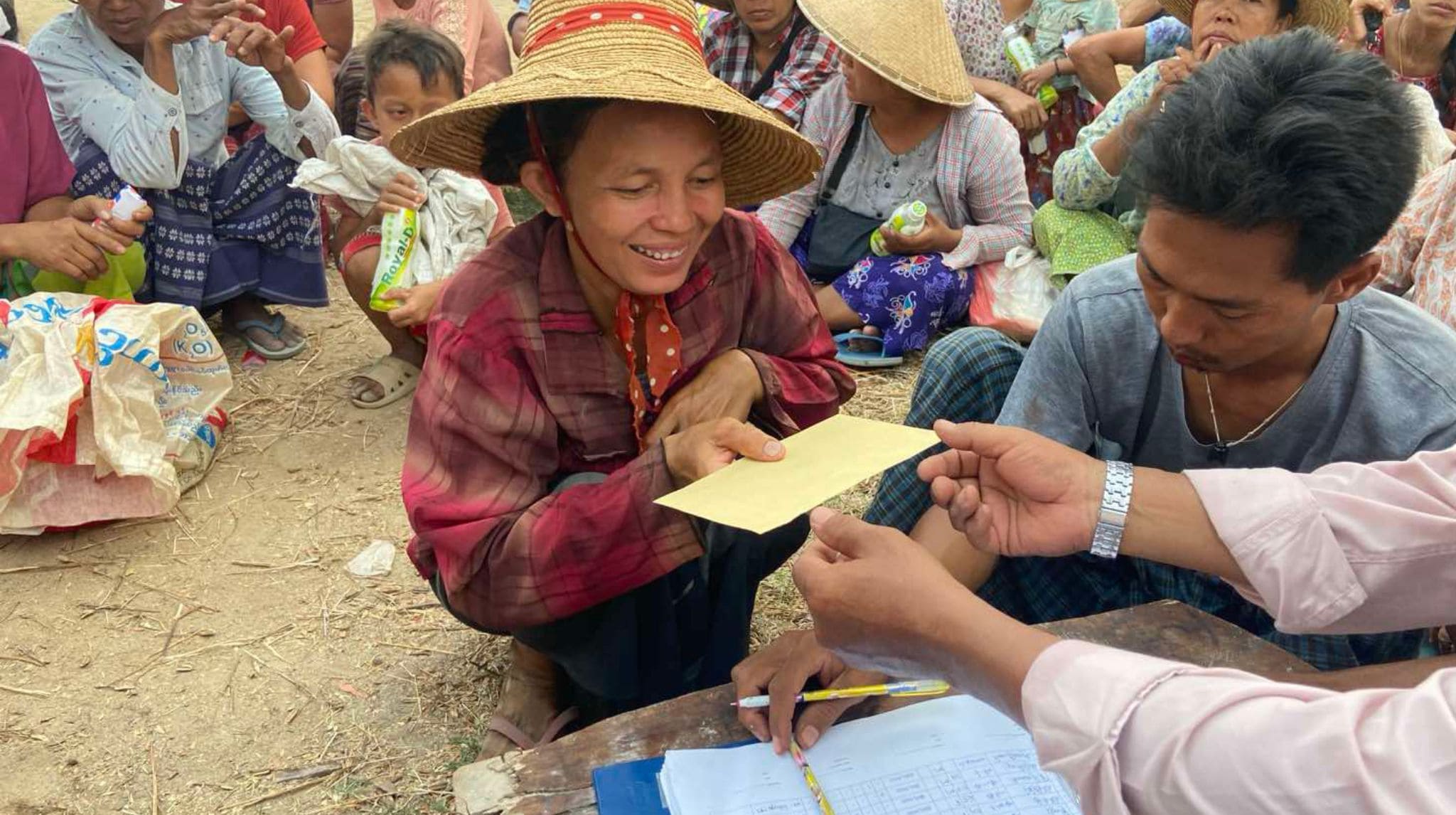 Erdbeben_Myanmar: Frau erhält einen Barscheck