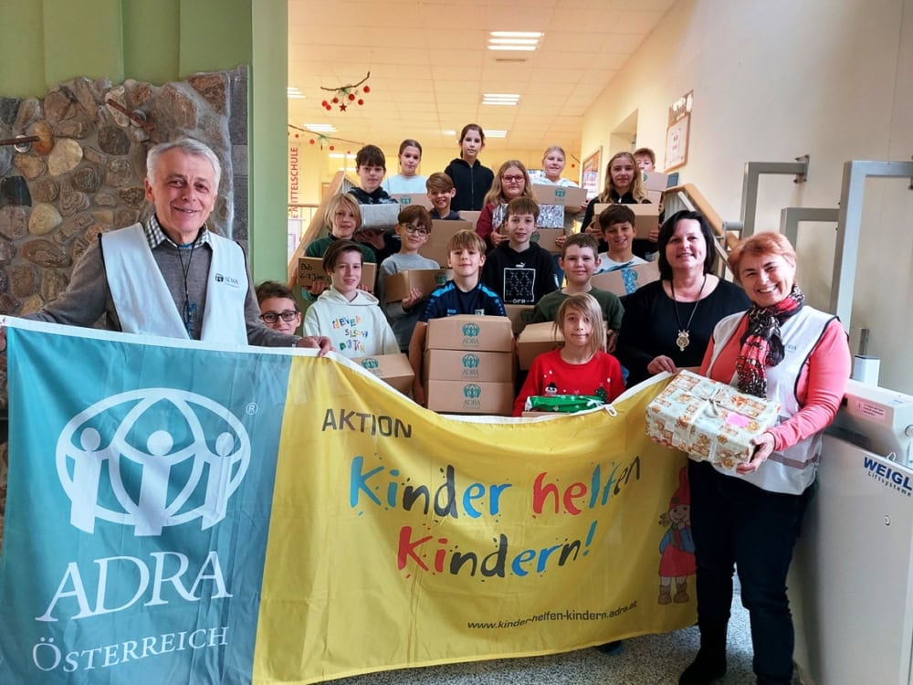 Deutschlandsberg Packerl mit Herz - ADRA Team Deutschlandsberg mit Schulklasse
