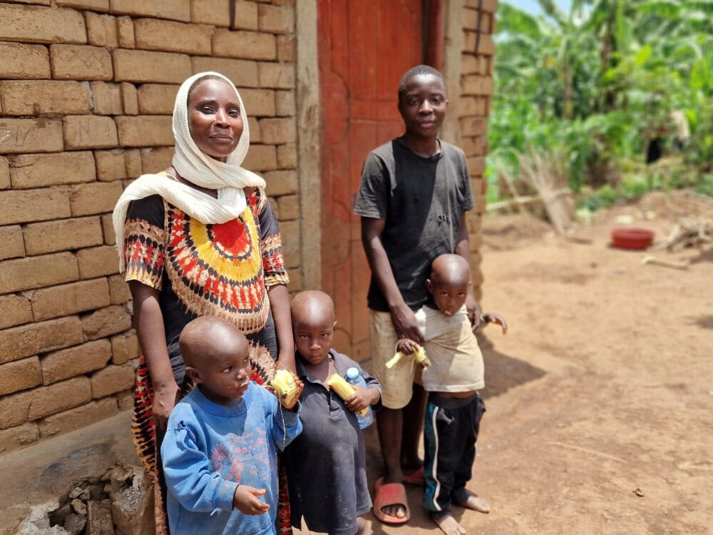 Uganda Häuser - glückliche vor ihrem neuen Zuhause