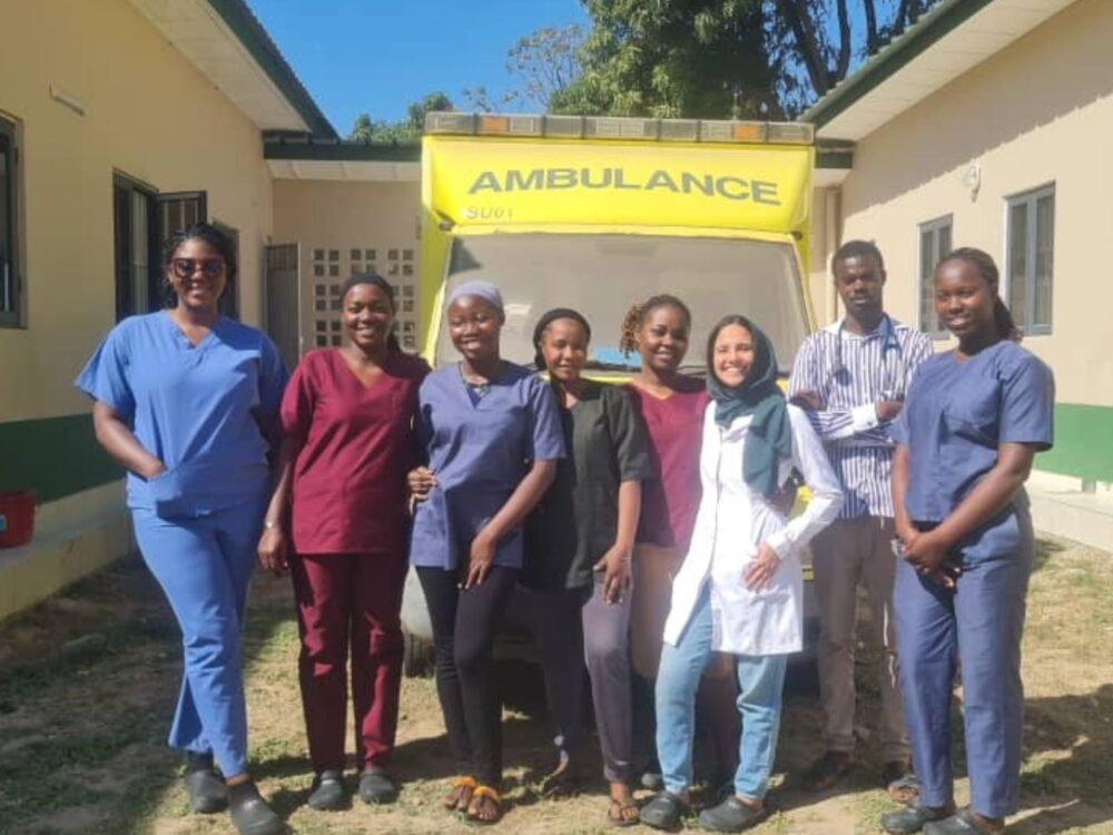 Gambia Siptalspersonal vor Krankenwagen