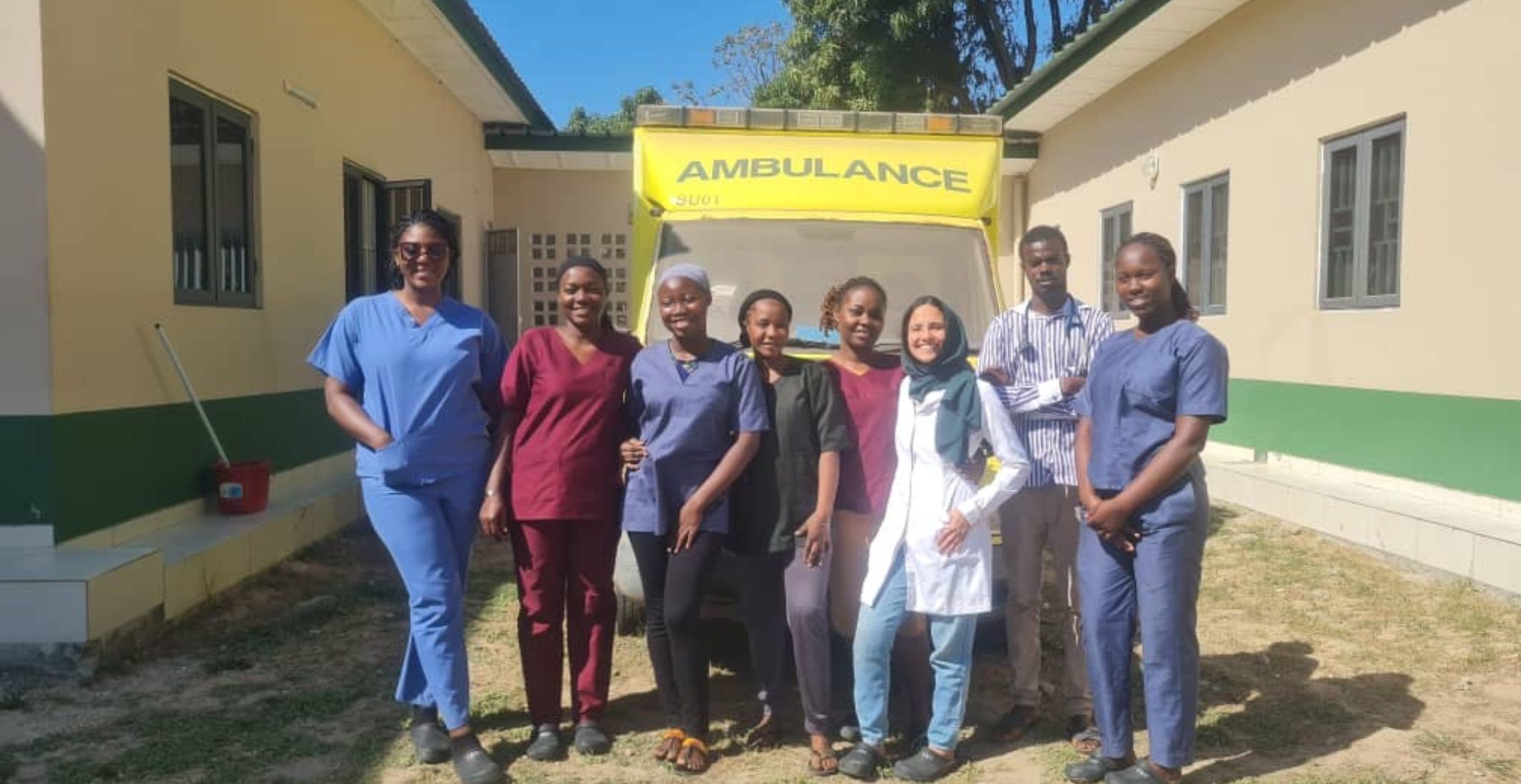 Gambia Siptalspersonal vor Krankenwagen