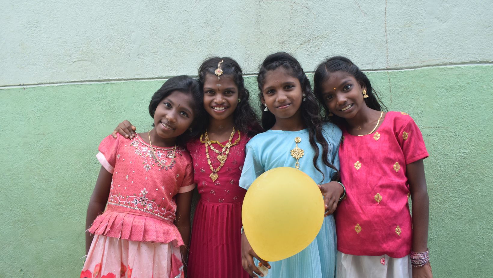 Vier indische Mädchen mit Luftballon