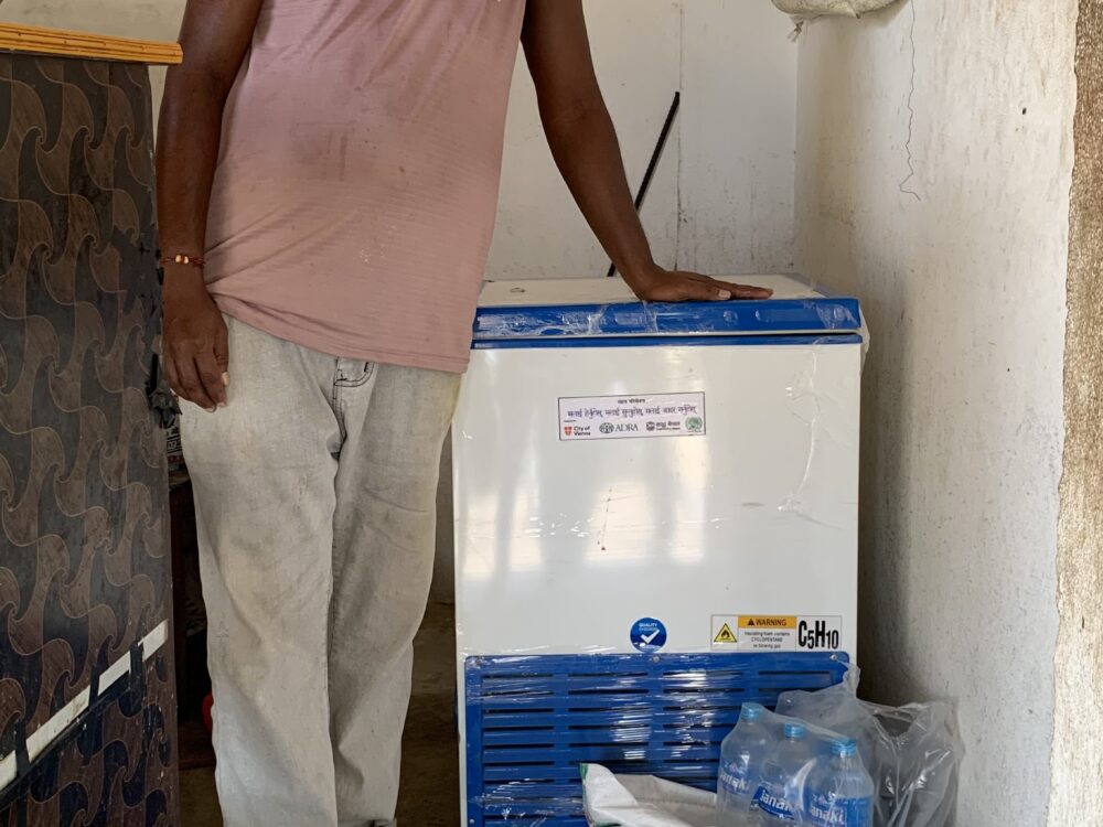 Nepal - Taubstummer Mann mit Kühlschrank