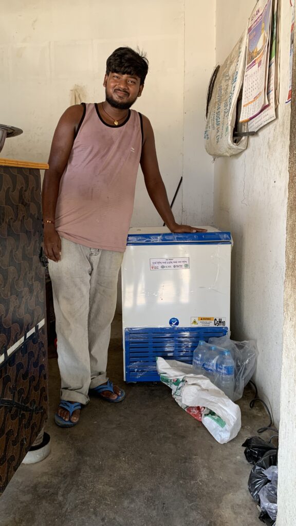Nepal - Taubstummer Mann mit Kühlschrank