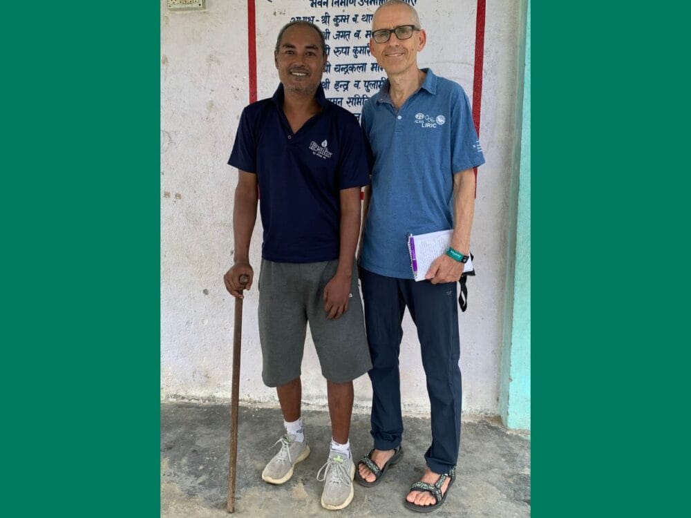 Marcel mit Hühnerbauer aus Nepal