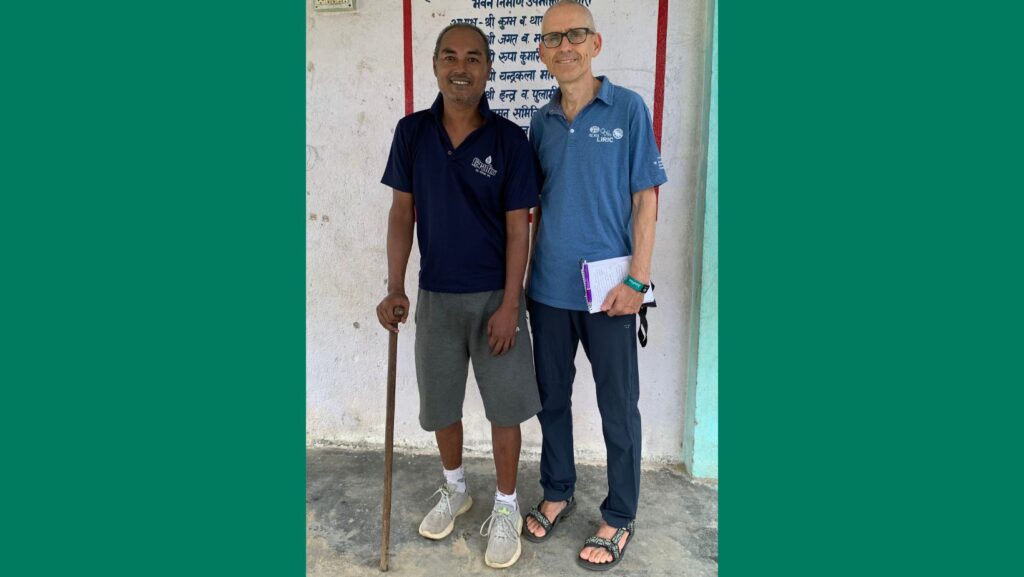 Marcel mit Hühnerbauer aus Nepal