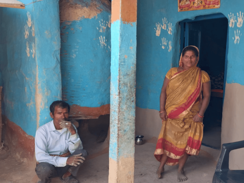 Ehepaar vor ihrem Haus in Nepal