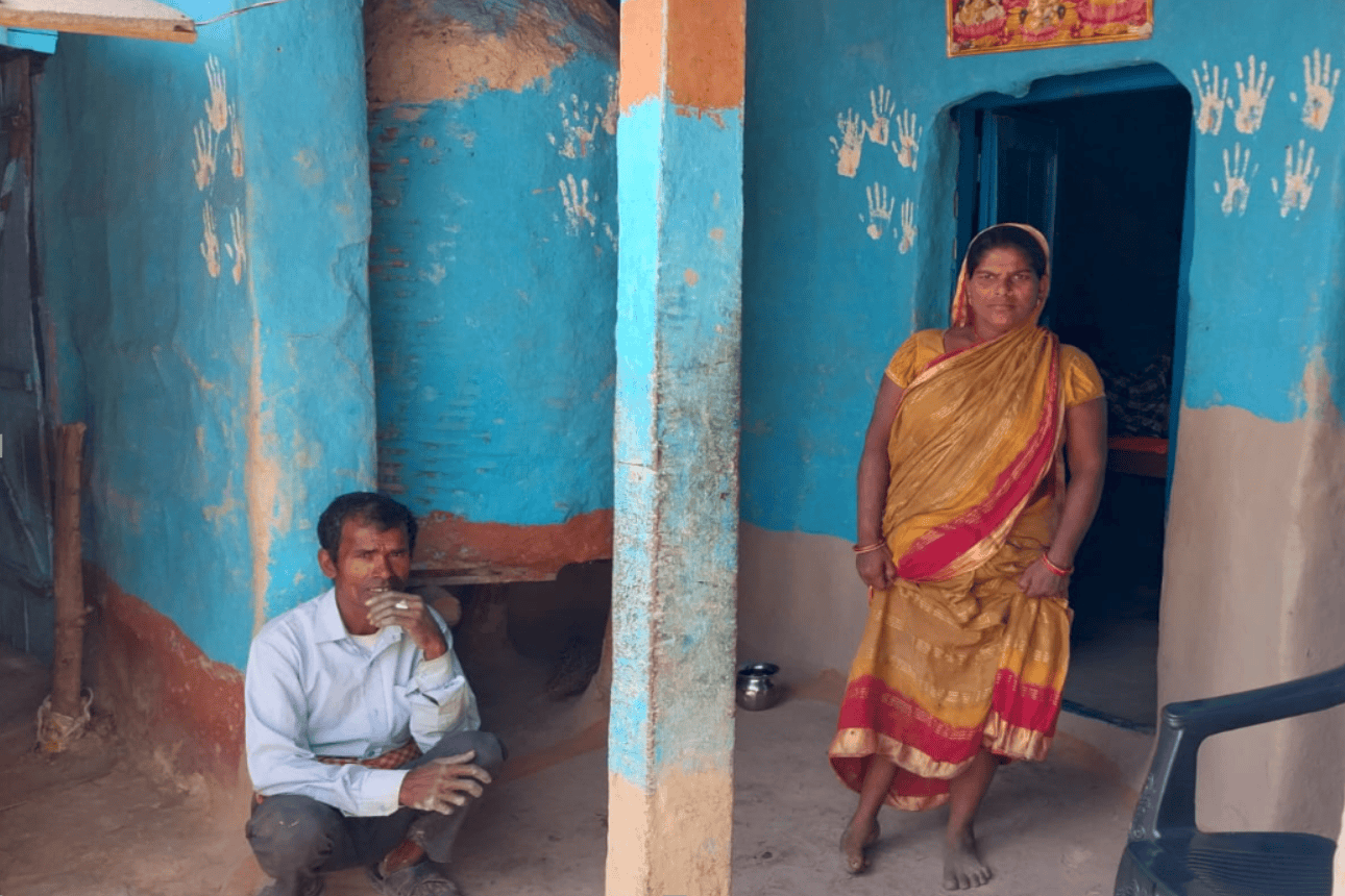 Ehepaar vor ihrem Haus in Nepal