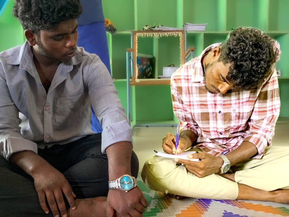 Mani aus Indien schreibt Gedichte der Hoffnung