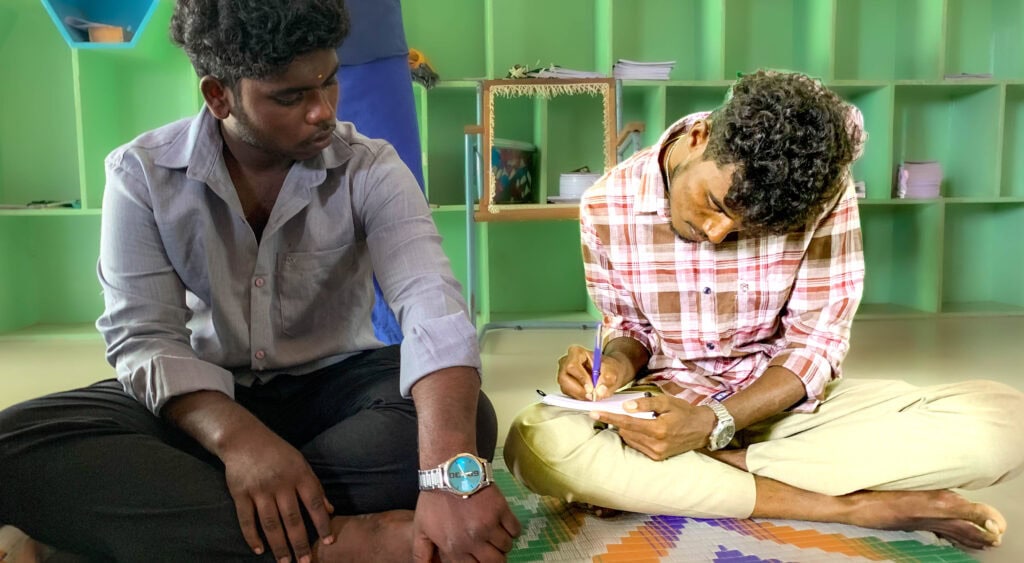 Mani aus Indien schreibt Gedichte der Hoffnung