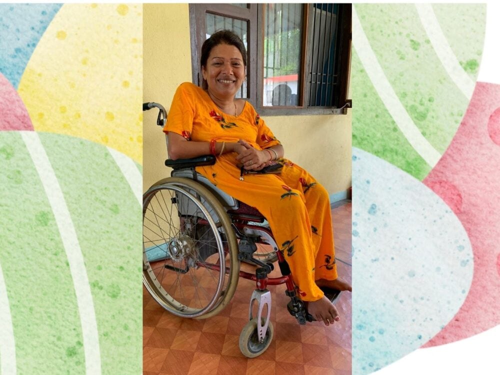 Frau im Rollstuhl vor Ostereierhintergrund