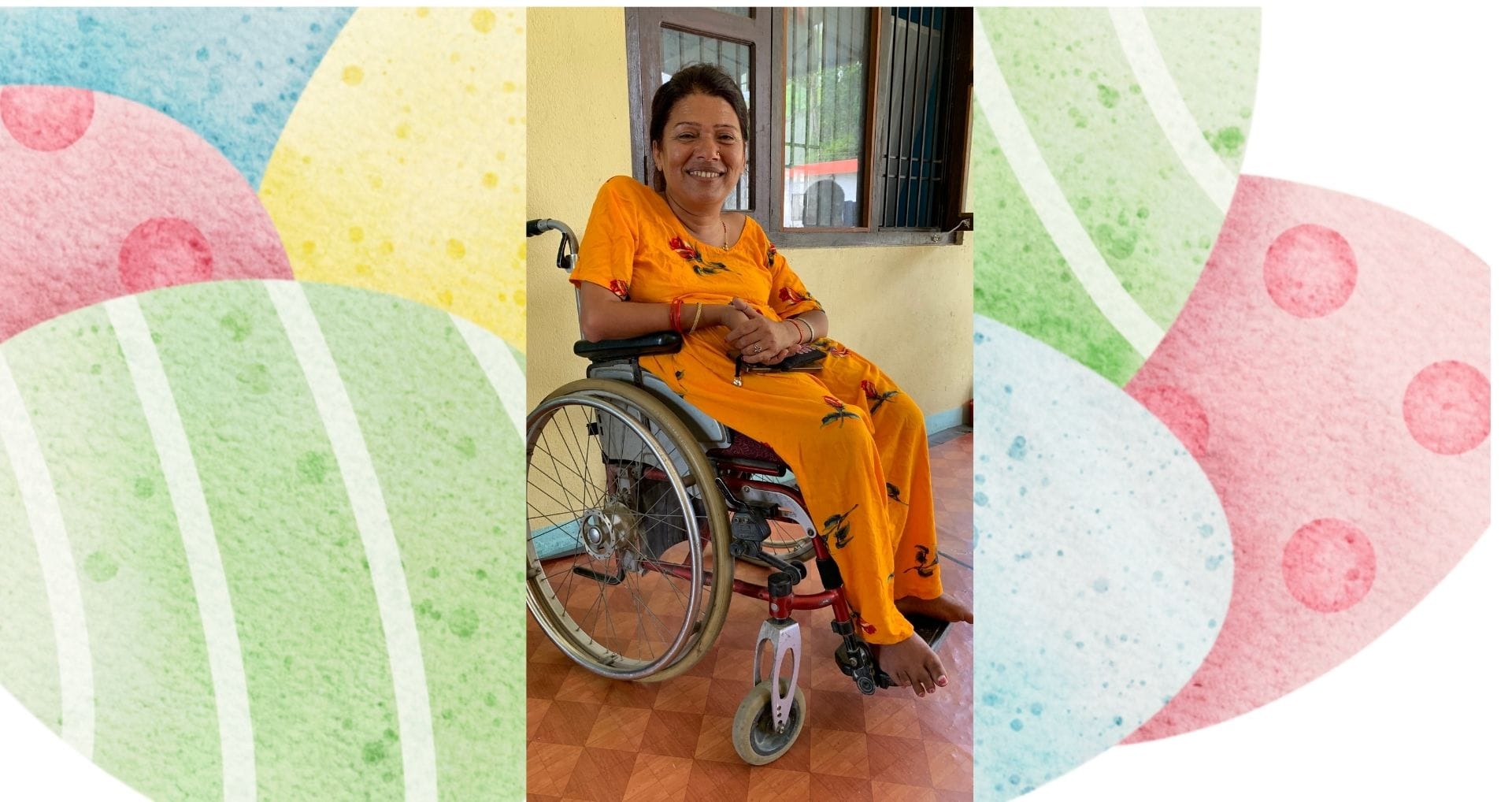 Frau im Rollstuhl vor Ostereierhintergrund