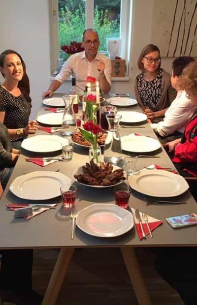 Gemeinsames Essen, gedeckter Tisch Gemeinsames Essen, gedeckter Tisch